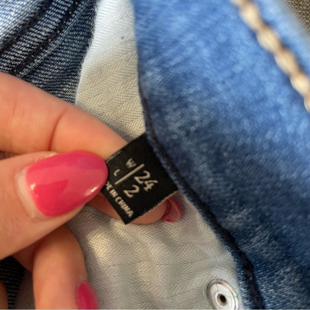Abercrombie and Fitch Mid Rise Light Wash Short size 24, excellent condi… - Picture 3 of 3
